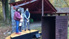 Escolares leen la carta que introdujeron en la c�psula del tiempo de Muniellos para 2070