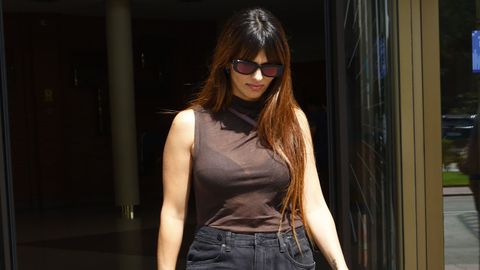 La actriz Sara Sálamo a su llegada al tanatorio.