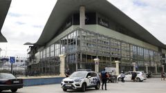 La policia, ayer ante el centro de ocio de Los Cantones Village de A Coruña