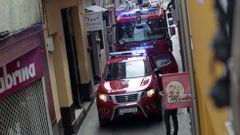 Los bomberos se subieron al techo de su cami�n para entrar en la casa por una ventana