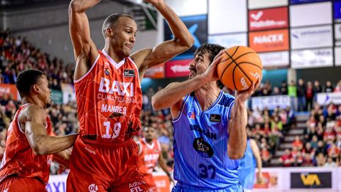 Mihajlo Andric trata de levantarse para anotar ante Louis Olinde en la visita del Breo a Manresa.