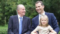 El emrito, el rey Felipe VI y la princesa Leonor en La Zarzuela el 26 de julio del 2012, poco despus del accidente de Botsuana