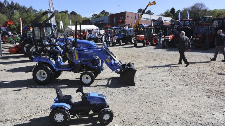 La nueva cita de maquinaria de ocasi�n complementa a ferias como la que se celebra durante la Festa do Champi��n (en la foto)