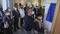 Helena, una usuaria de Aspanaes, descubri la placa inaugural del nuevo centro del Monte do Gozo