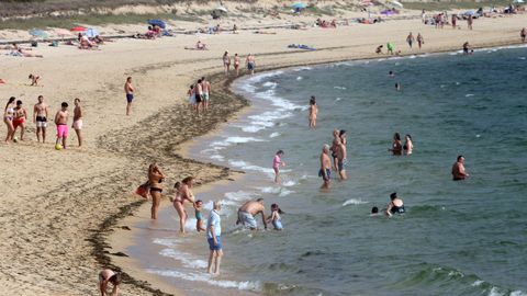 Imagen de ba�istas estos d�as en las playas de Barbanza