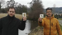 El autor de las ilustraciones, Andr� Ramil (izquierda), y Diego Rodr�guez, del colectivo Rampla, con dos cartas de la primera edici�n del juego