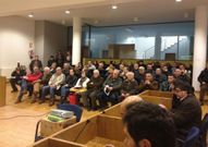 A la reuni�n de ayer asisti� un centenar de personas. 