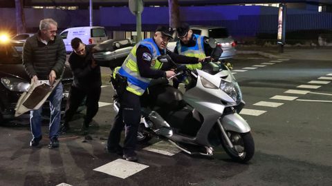 Polic�as y personas implicadas en el accidente por alcance en el cruce de la ronda de Outeiro con la avenida de Gran Canaria, en A Coru�a