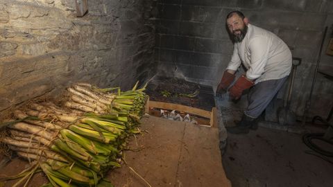 Arnau Esteve preparando calçots en Casa Assumpta (Arzúa)