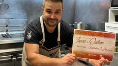 Miti, con el cartel que le acredita como vencedor del reciente Concurso de Tapas de Outono