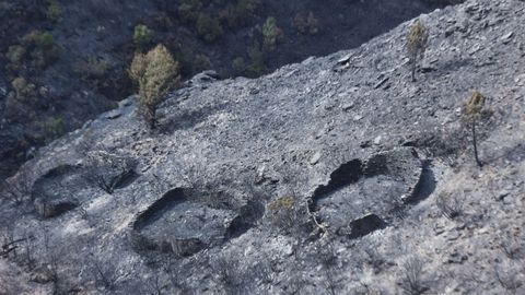 Antiguas alvarizas que el fuego puso al descubierto cerca de la aldea de Vilarmel