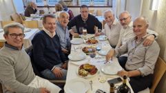 Celebraci�n de la jubilaci�n de Colomer (presidiendo la mesa) en el restaurante Codex de Santiago.