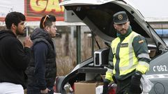 M�s controles de drogas. Los controles de consumo de drogas se han generalizado en Galicia y cada d�a se realizan decenas de pruebas a conductores. En la foto, un guardia civil hace el test de droga a dos automovilistas durante un dispositivo de tr�fico en Ver�n. 