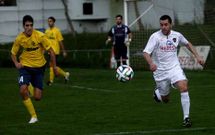 El jugador de Catoira Pad�n (de blanco) en el choque de ayer ante el conjunto pontevedr�s. 