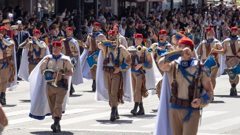 Varios militares desfilan durante el desfile militar con motivo del DIFAS