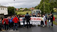 Nueva protesta delante del instituto de Cacheiras por el transporte escolar