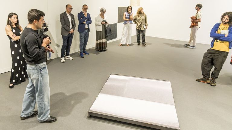 El artista, Andr&eacute;s Rod&iacute;s, exlic&oacute; la obra durante la inauguraci&oacute;n