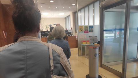 Usuarios de un centro de salud de Oviedo hacen cola para ser atendidos