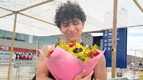 Sebasti�n�antes de entrar a un�concierto de Bad Bunny en Madrid con un ramo de flores para �l.