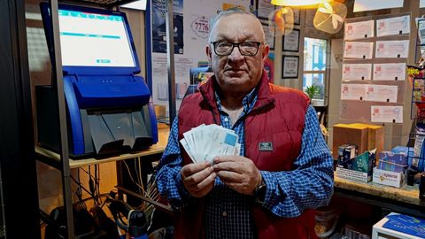 Benito Jurjo, con los informes de incidencias que escupe la mquina de loteras despus de cada apagn.