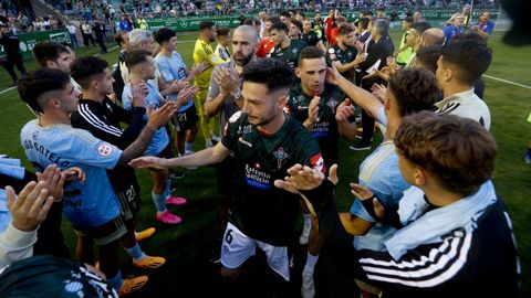 Pasillo de los jugadores del Celta Fortuna a los del Racing en el ascenso del 2023.