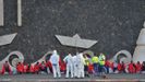 Una patera con 48 inmigrantes de origen subsahariano, entre ellos 14 menores y una mujer, lleg� este jueves al puerto de La Restinga, en el sur de la isla de El Hierro