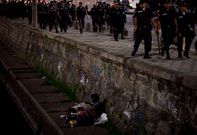 Los antidisturbios pasan junto a un sintecho que �se instal� para dormir en R�o de Janeiro.