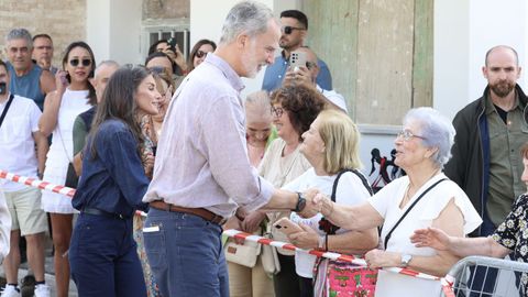 Felipe VI y do�a Letizia, este viernes en su visita a los municipios del valle del Ambroz, zona afectada por los incendios.