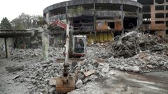 Las m�quinas ya est�n trabajando en la demolici�n de la antigua discoteca Hesta Kurva.