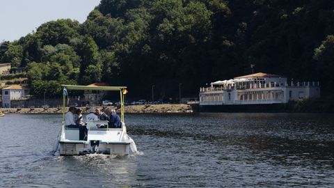 Ruta de ecobarco que sale desde Cortegada, junto al antiguo balneario