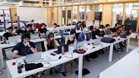 Grupo de los 15 estudiantes del IES Fernando Wirtz que participan en la FP dual multiplataforma del Clúster TIC