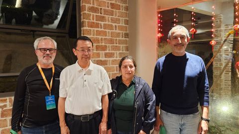 El grupo de investigadores lucenses (en la foto, Jos Javier Santiago, un colega chino, Rosa Mosquera y Juan Luis Fernndez Lorenzo) estableci un contacto con China que tendr continuidad