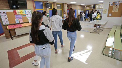 Alumnos del IES de Poio accediendo al centro en los primeros das del curso