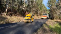 Las subvenciones que regularmente reciben los concellos les permiten acometer actuaciones, como las obras de pavimentacin que se realizaron en el vial que va a los ncleos de Cerqueiras, Vilar y Campelo, en el municipio rianxeiro y que se ejecutan por fases.