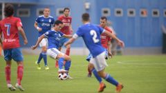 Steven Vetusta Calahorra Requexon Lucas Lolo.Steven trata de llevarse un balon frente al Calahorra