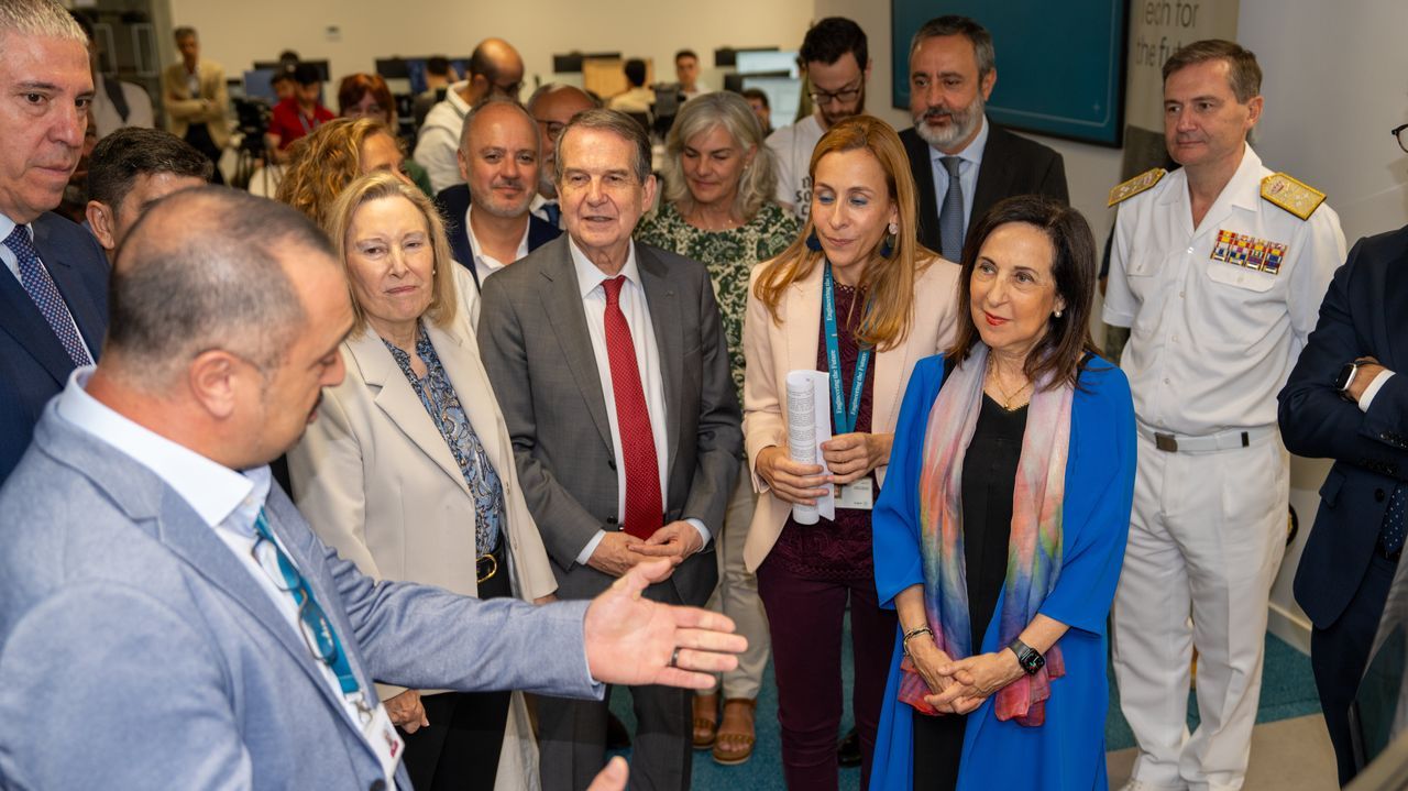 Margarita Robles conoce en la planta de Indra en Vigo los avances de España para defenderse