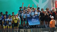 Los integrantes de la SCD Rabadeira, en lo alto del podio de la categor�a Decouverte de las�24h Rollers sur le Circuit du Mans.