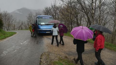 Un bus traslada a los participantes a los lugares donde se realizan los recorridos