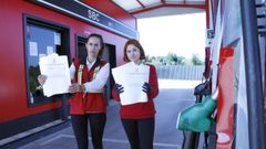 Las trabajadoras de SBC recogen firmas para impedir el cierre de la gasolinera