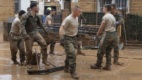 Miembros del Ejército limpian las calles de Utiel (Valencia)