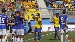 Jugadores de Oviedo y C�diz se refrescan durante el partido del domingo
