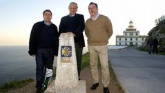 Santiago Insua, Oliver Maurice y Javier Losada, en Fisterra.