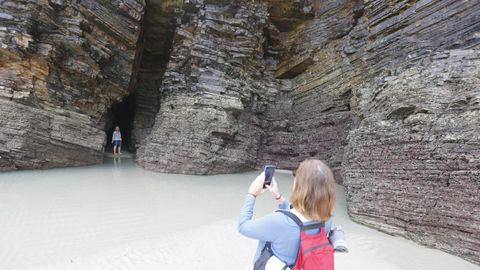 Turistas fotografindose en As Catedrais