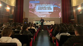 Alumnos de cuarto de ESO y primero de BAC del IES Mar�a Sarmiento de Viveiro asistieron a la charla ofrecida por el polic�a Mart�n Camba Conde