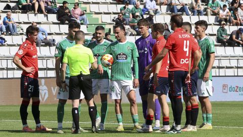 El colegiado se�aliz� penalti favorable al Racing y luego lo anul� al revisarlo.
