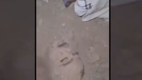 Rescatan con vida a una ni�a sepultada bajo los escombros tras un terremoto en Afganist�n