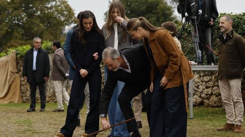 La reina Letizia y la infanta Sof�a a su llegada este s�bado a Valdesoto, en el concejo de Siero, junto al rey Felipe VI y la princesa de Asturias que entregar� el Premio al Pueblo Ejemplar con el que fue reconocida esta parroquia tras presentar su candidatura durante 21 ediciones