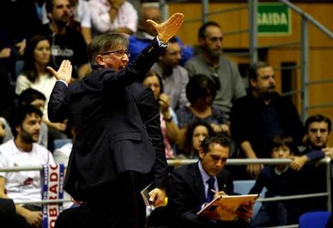 Moncho Fern�ndez no se cans� de gesticular y dar consignas desde la banda.