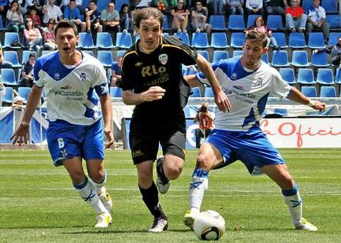 Claudio Monti, entre dos jugadores del Tenerife en el partido de hace dos campa�as en el Heliodoro.
