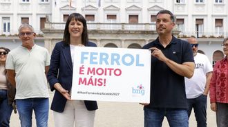 Ana Pont�n e Mon Fern�ndez, este m�rcores na praza de Armas, antes da presentaci�n oficial do candidato nacionalista.